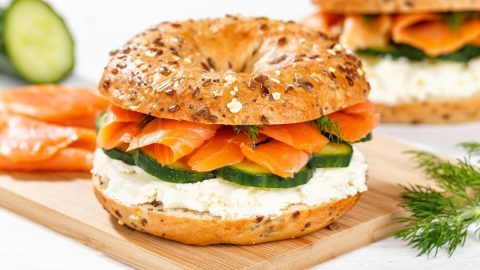 Clubs sandwiches au saumon fumé et crudités