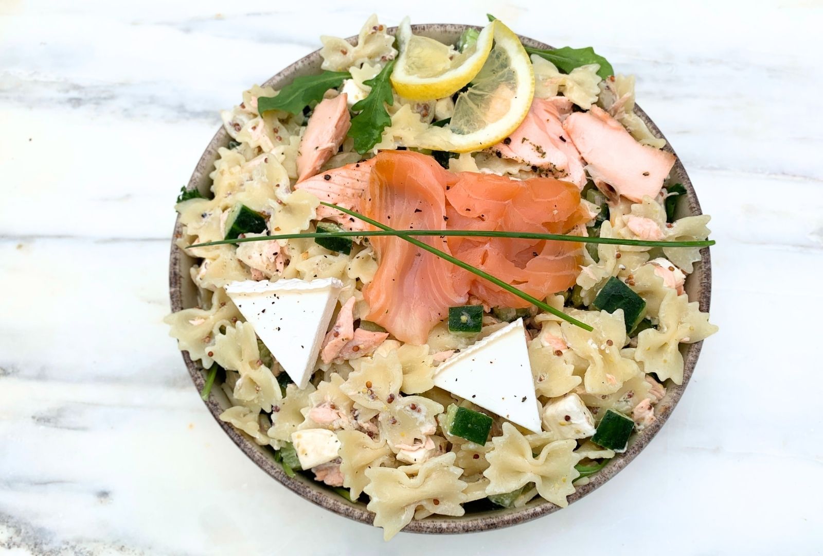 Salade Norvégienne Farfalles aux 2 saumons, chèvre et concombre