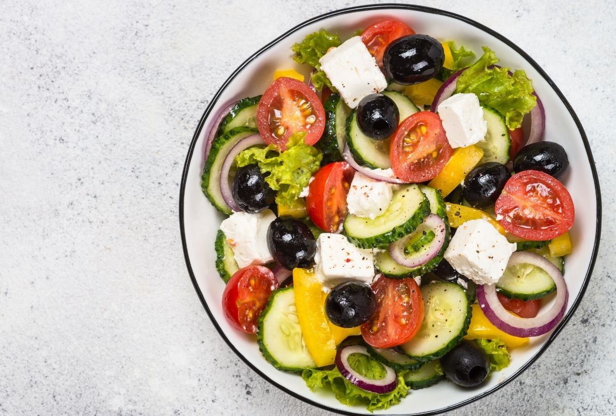 Salade grecque équilibrée : fraîche, colorée, riche en saveurs