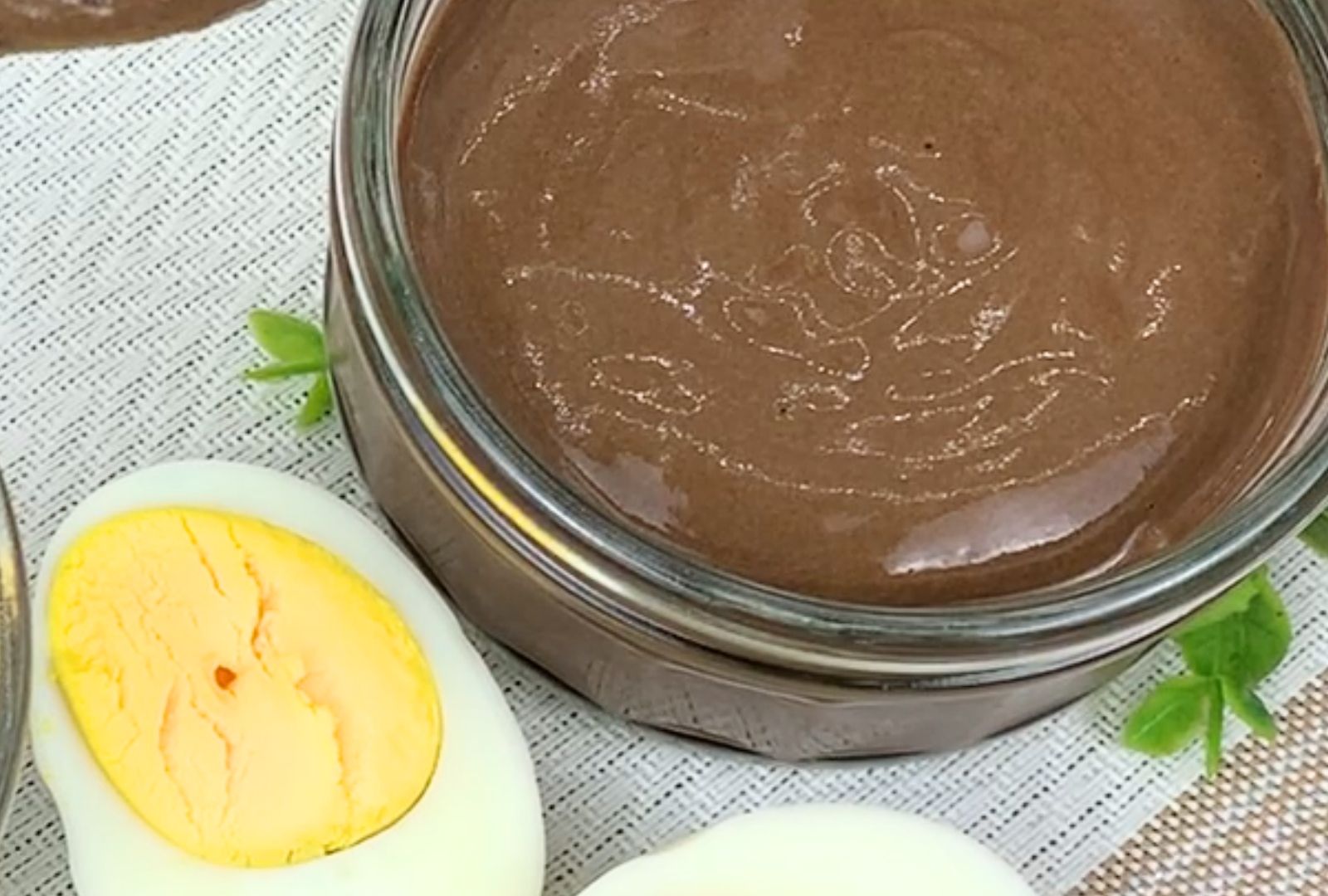 Crème au Chocolat avec des oeufs durs