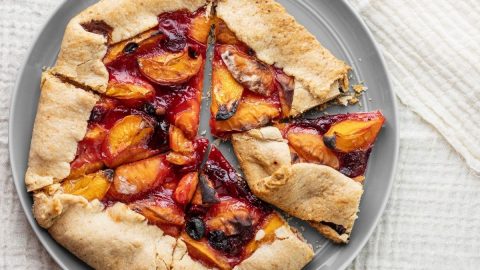 Galette rustique aux pêches et prunes