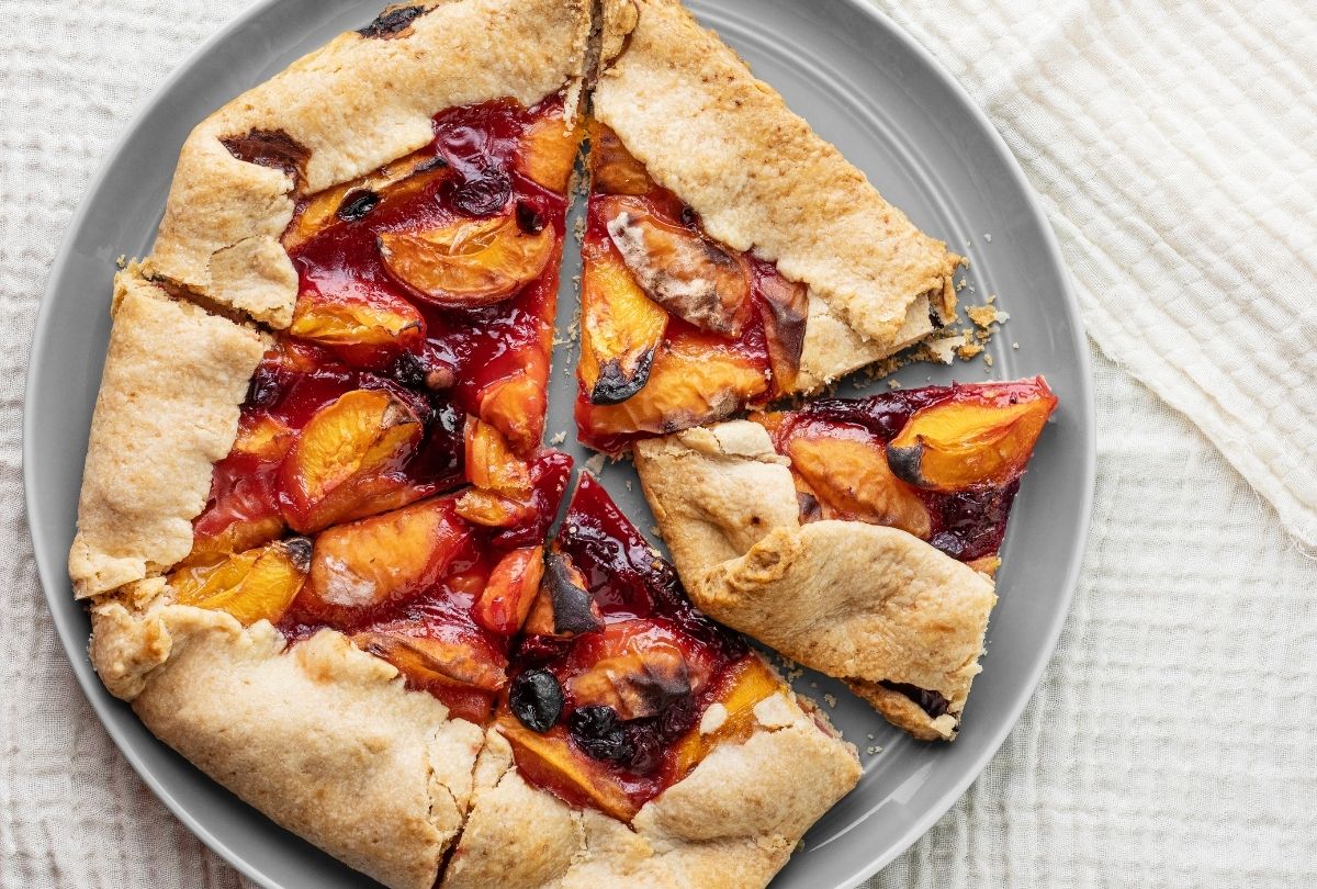 Galette rustique aux pêches et prunes