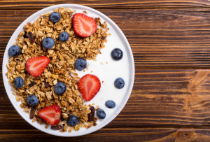 Bol de yaourt gourmand aux fruits rouges et granola maison