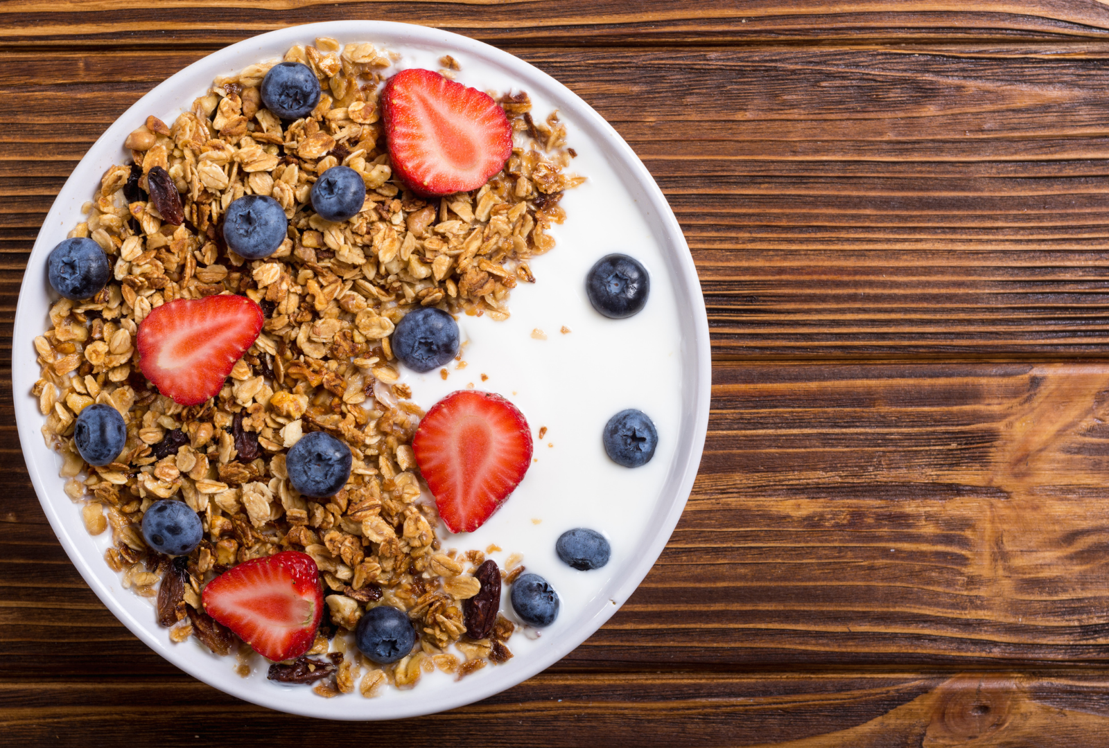 Bol de yaourt gourmand aux fruits rouges et granola maison