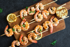 Mini brochettes de crevettes citronnées
