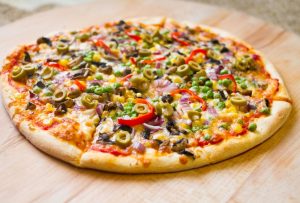 Pizza Végétarienne aux Légumes Croquants et Fromage Léger