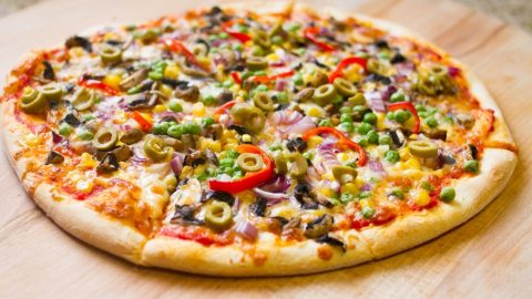 Pizza Végétarienne aux Légumes Croquants et Fromage Léger