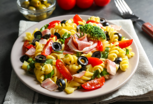 Salade de pâtes estivale au jambon et légumes croquants