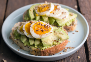 Tartine gourmande avocat, œuf dur et graines