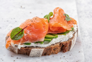Tartine légère au saumon fumé, avocat et fromage frais