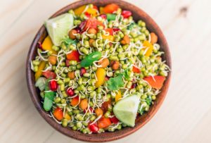 Salade de graines germées, pois chiches et poivrons croquants