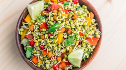 Salade de graines germées, pois chiches et poivrons croquants