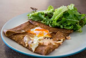 Galette complète au saumon, œuf et emmental