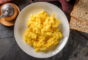 Petit-déjeuner protéiné : œufs brouillés onctueux