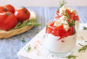 Verrines fraîches de tomates au fromage fouetté et romarin