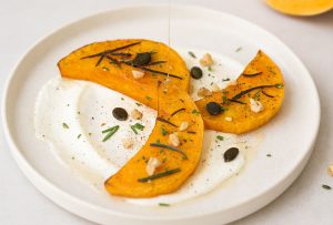 Tranches de butternut rôties au four, chèvre et miel