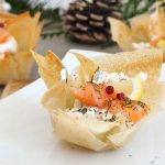 Ces petits paniers croustillants allient la légèreté du fromage blanc et la fraîcheur du citron avec le fondant du saumon fumé. Une entrée raffinée, idéale pour se faire plaisir sans alourdir la ligne. Parfaits pour une table de fête ou un apéritif élégant et équilibré.