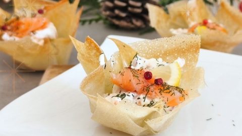 Ces petits paniers croustillants allient la légèreté du fromage blanc et la fraîcheur du citron avec le fondant du saumon fumé. Une entrée raffinée, idéale pour se faire plaisir sans alourdir la ligne. Parfaits pour une table de fête ou un apéritif élégant et équilibré.