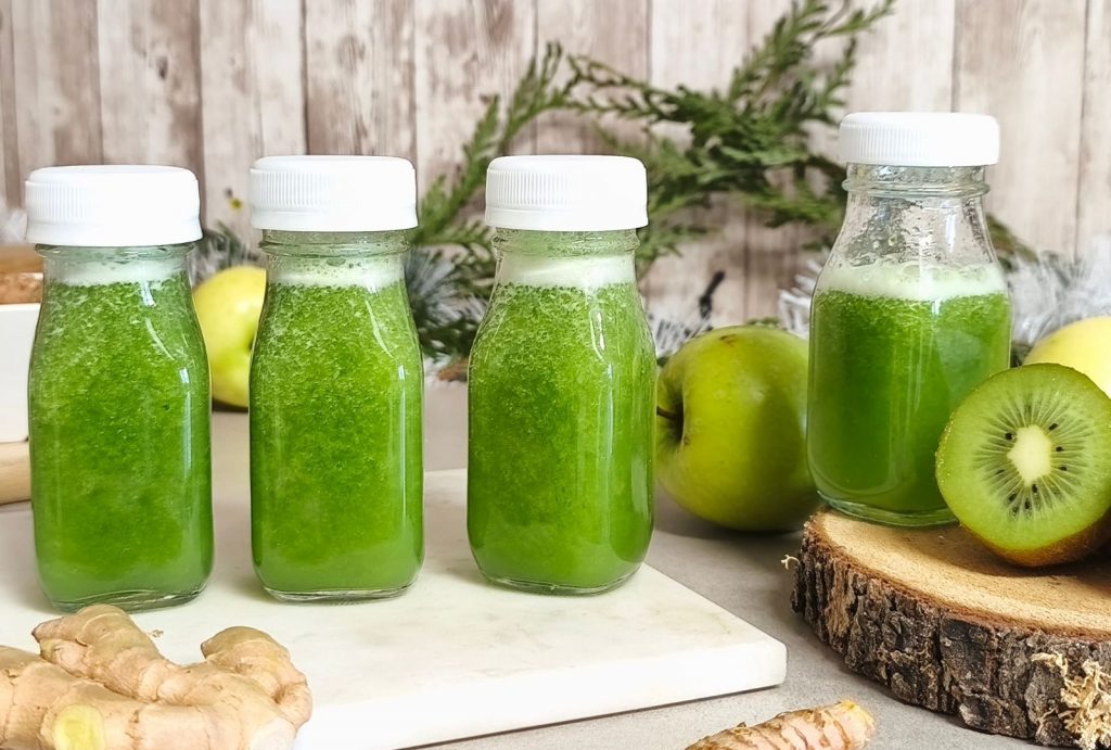 Boisson d’hiver verte au kiwi, pomme et épices fraîches