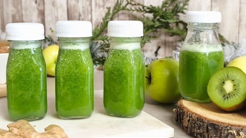 Boisson d’hiver verte au kiwi, pomme et épices fraîches