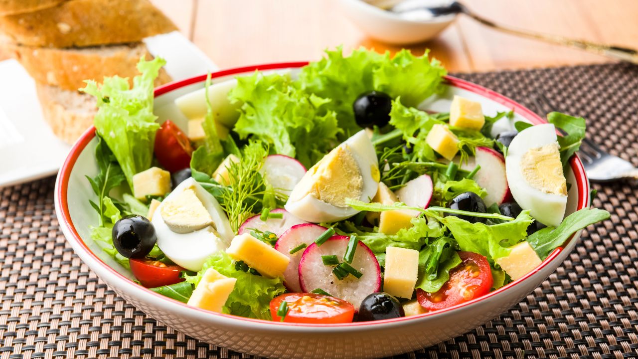 Salade printanière complète aux œufs, radis et fromage