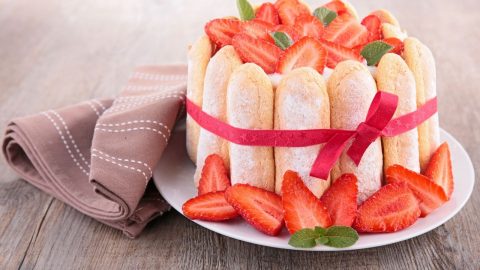 Charlotte aux fraises légère et maison