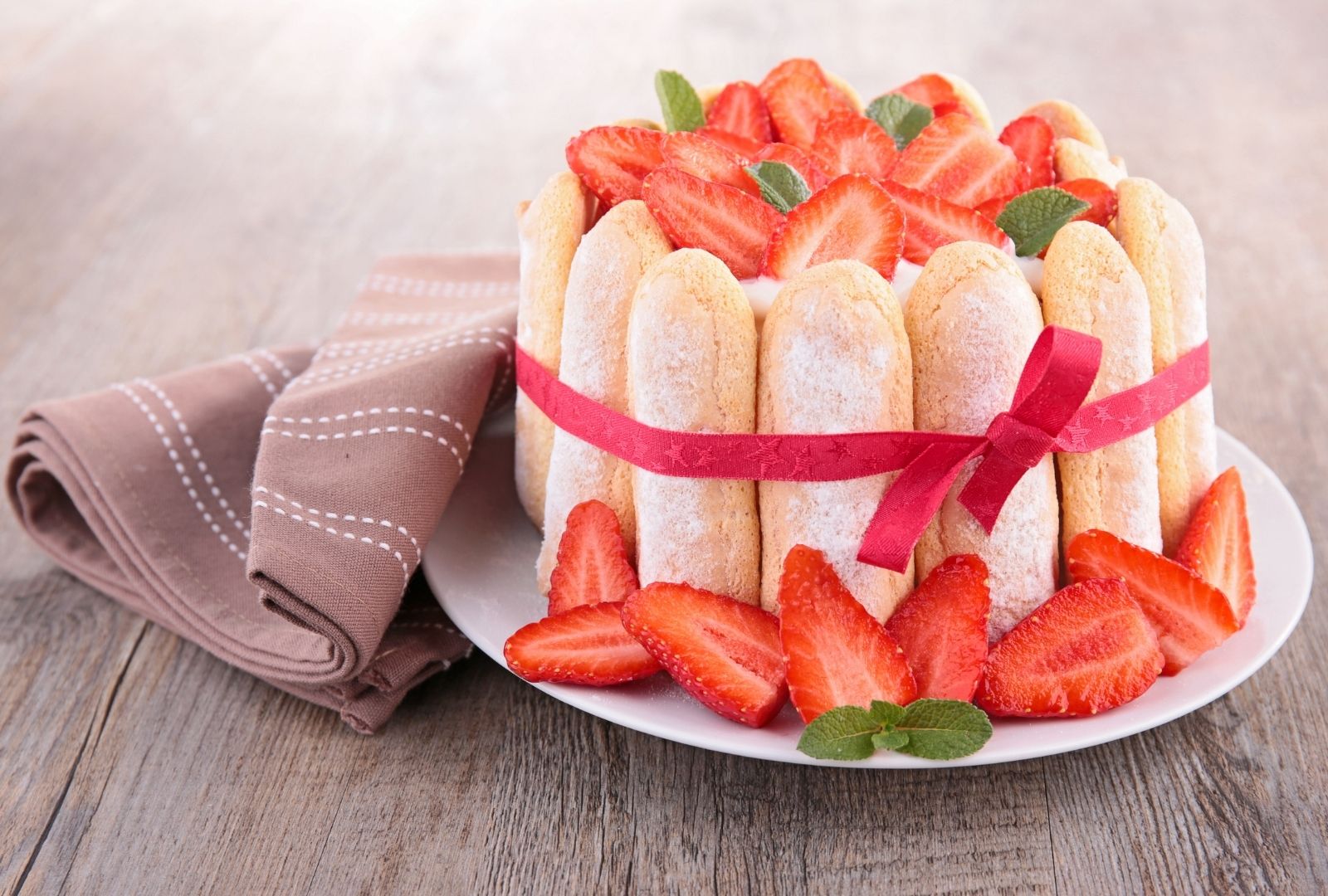 Charlotte aux fraises légère et maison