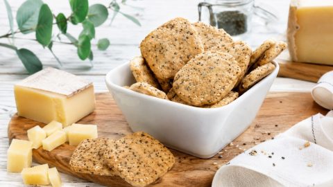 Crackers apéritifs au comté et aux graines