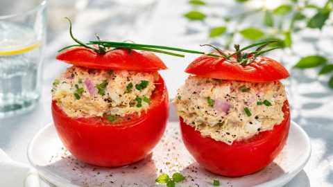 Tomates farcies au thon et fromage frais : la recette de l'été