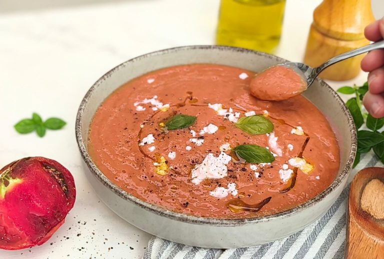 Gaspacho de tomate concombre et basilic