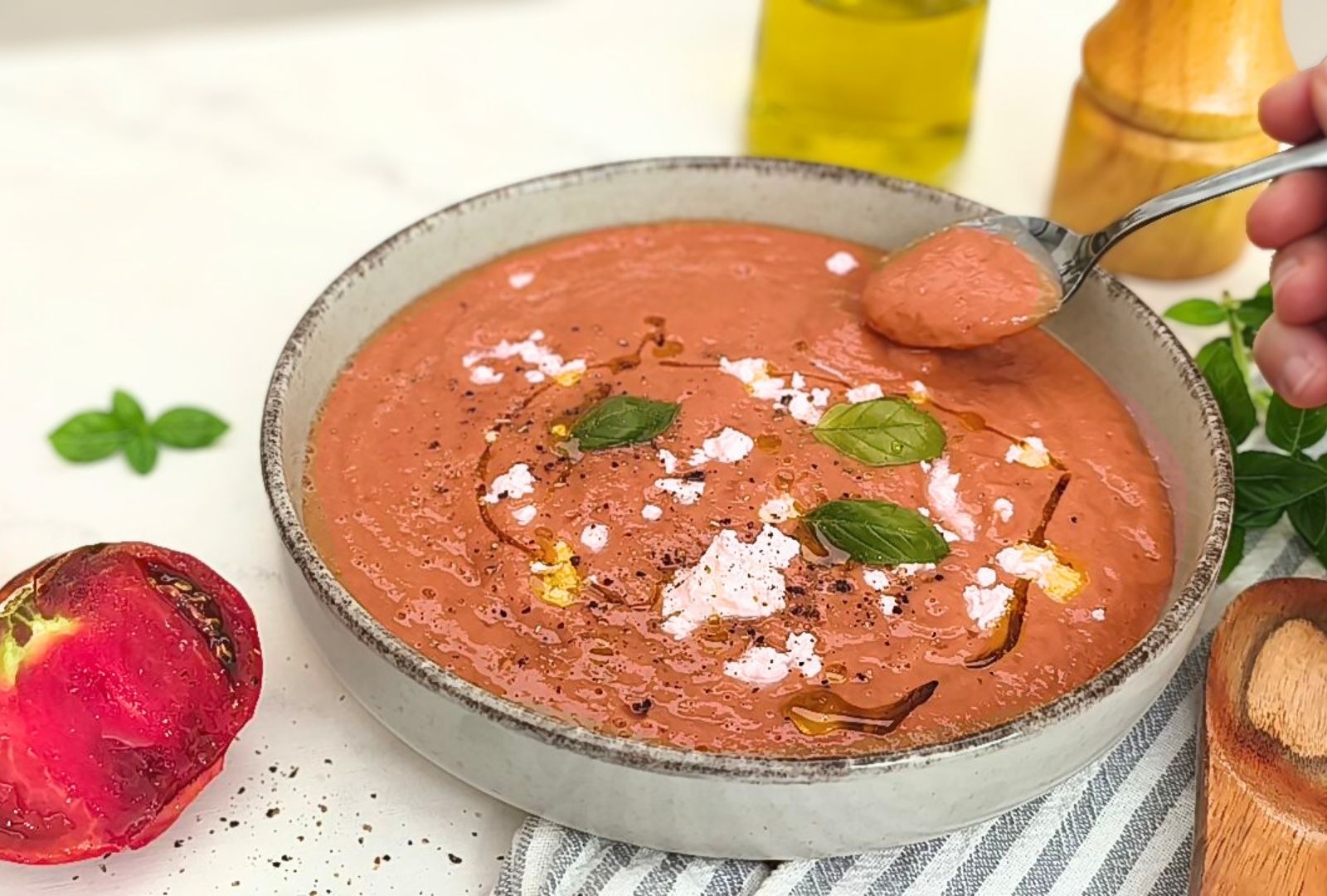 Gaspacho de tomates concombres et basilic