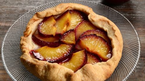 Tarte rustique aux prunes rôties et éclats d'amandes