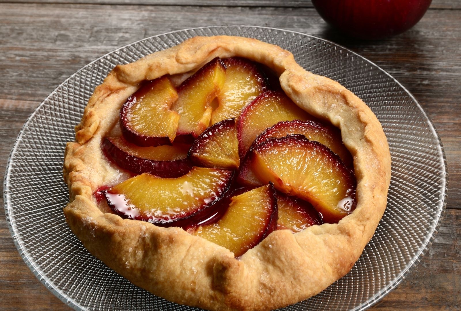 Tarte rustique aux prunes rôties et éclats d'amandes